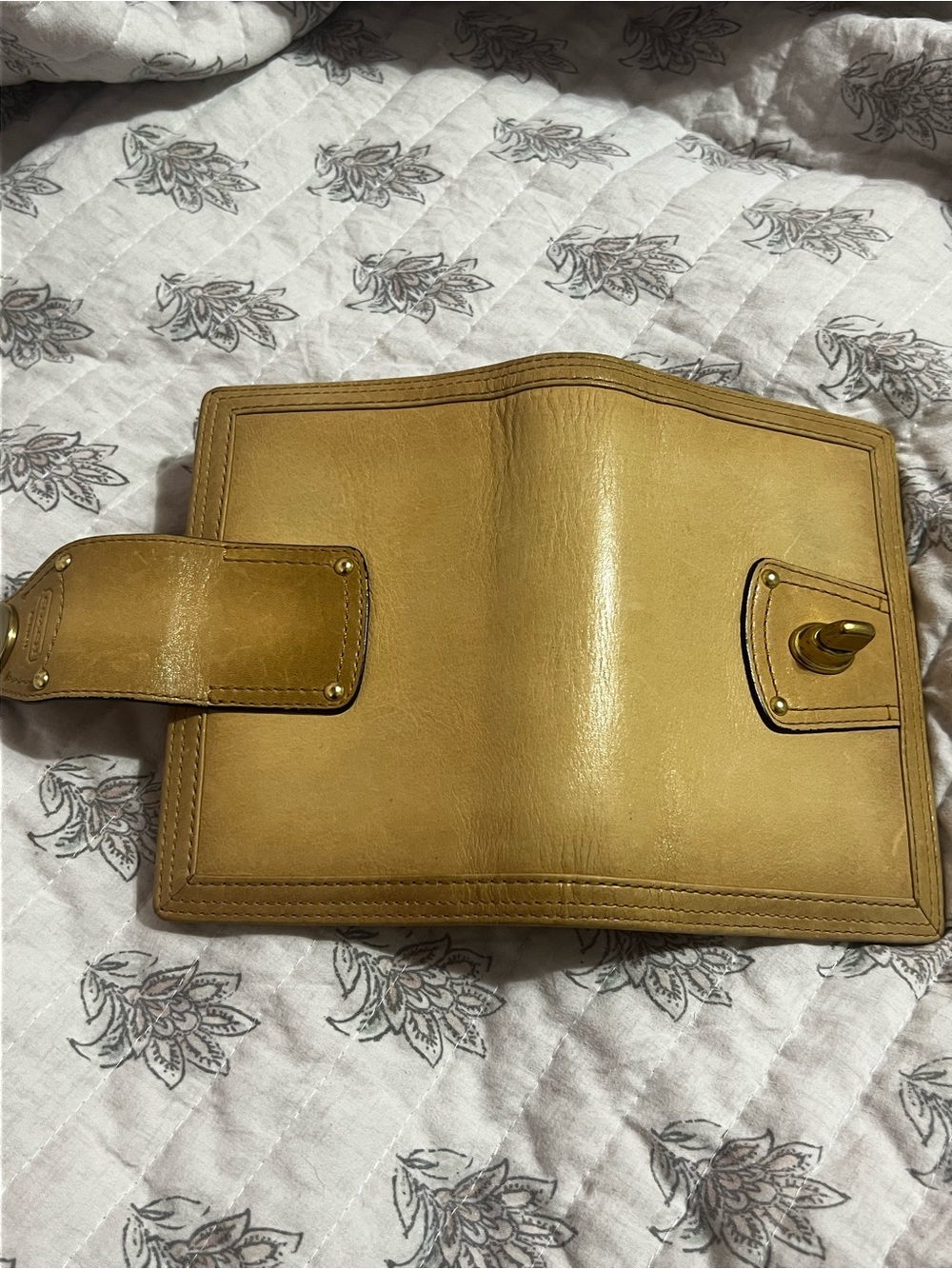 Coach Beige Leather Legacy Turnlock Agenda - Picture 5 of 9